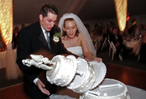 Wedding-Cake-Falls-Over